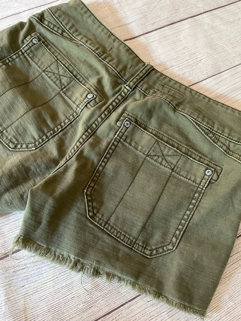 Anthro Pilcro The Wanderer olive 🫒 green shorts sz 26 - Picture 4 of 13
